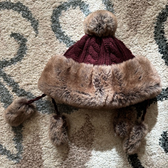 Manitobah Mukluks - Faux Fur - Burgundy - Pom Pom Toque - One Size - Winter Hat - Picture 1 of 4